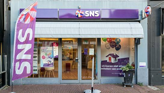 SNS opent nieuwe winkels en gaat in tegen trend van digitaliseren en centraliseren
