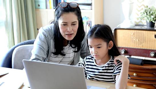 ABN AMRO geeft laptops aan kansarme kinderen voor thuisonderwijs